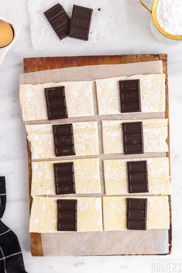 chocolate squares centered on puff pastry