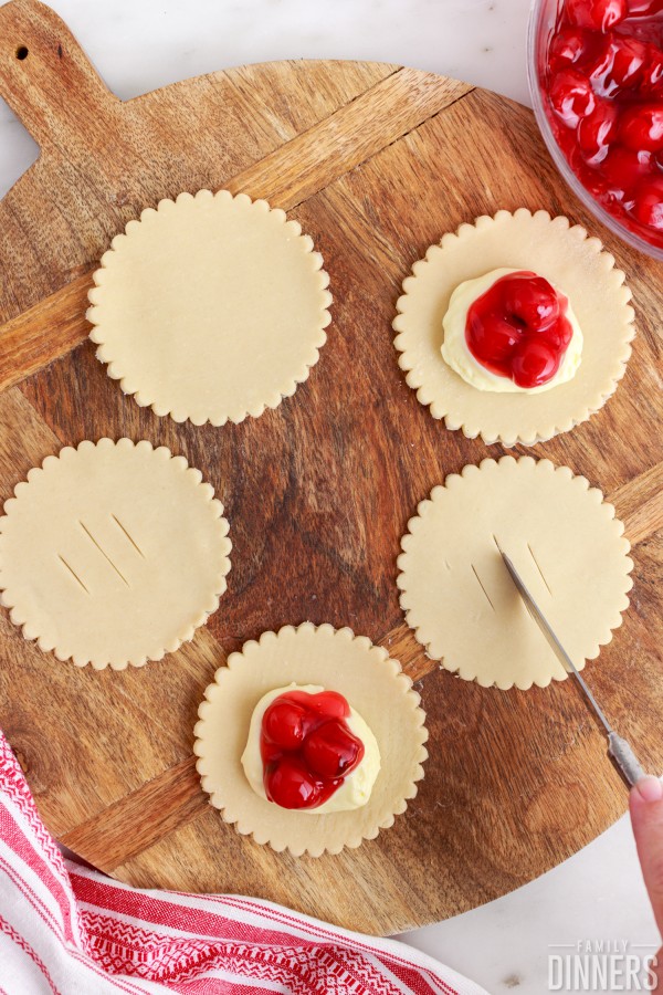 knife cutting lines in top pie crust