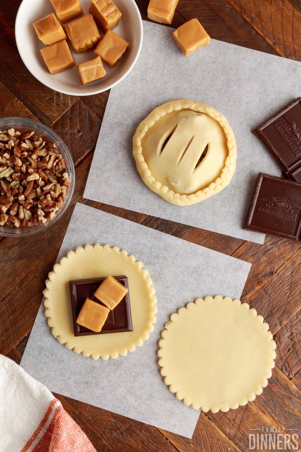 add caramel on top of chocolate on pie crust round