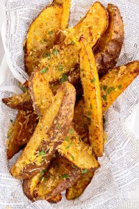 pile of cooked potato wedges on paper