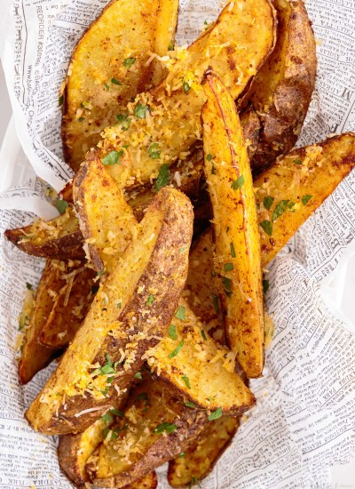 pile of cooked potato wedges on paper