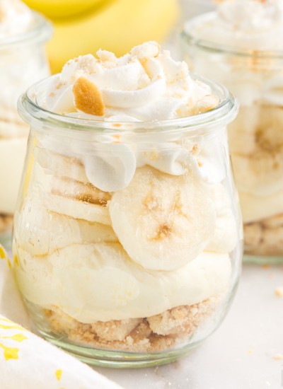 close up of banana pudding dessert with nilla wafers